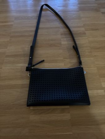 Schlichte schwarze Umhängetasche, perfekt für den Herbst!