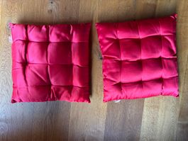 2 rote Zierkissen
