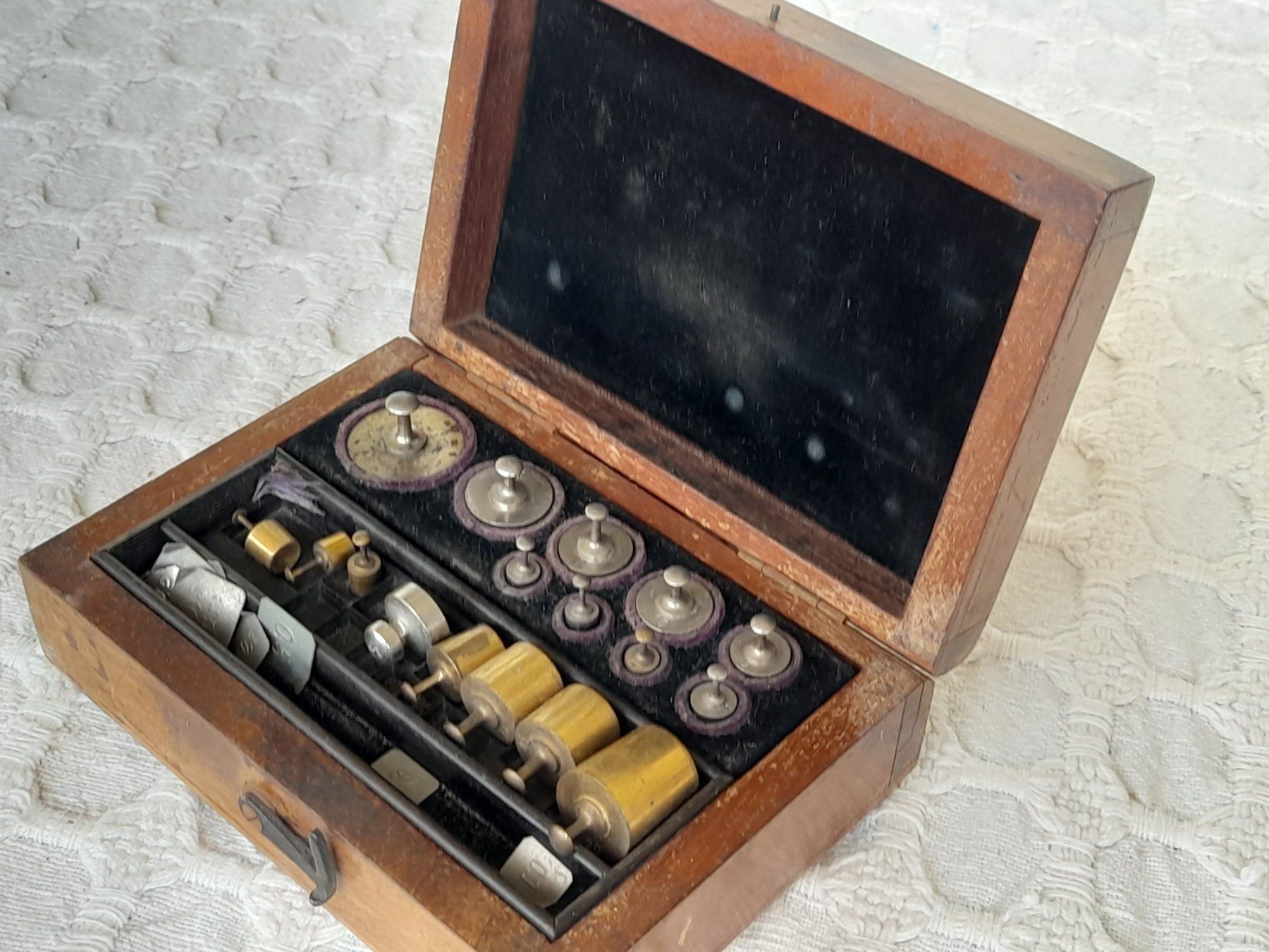 Accessori da laboratorio: Gewichte/Apothekergewichte-Set im Holzkasten – Usato da Thun venduto da Treff.....e 7
