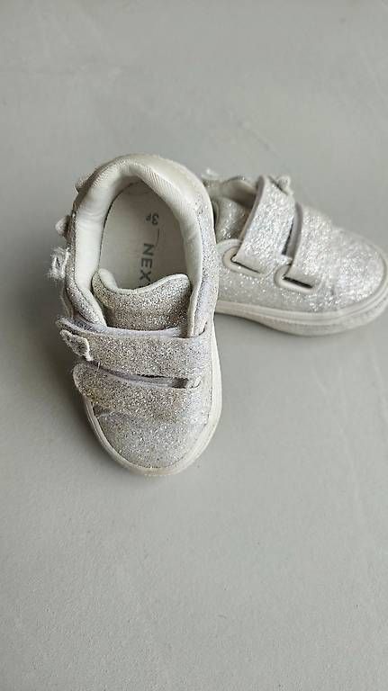 Next Schuhe für Mädchen: Schuhe mit Glitzer weiss/silber Grösse 19 – Gebraucht aus Strengelbach von Ciinci