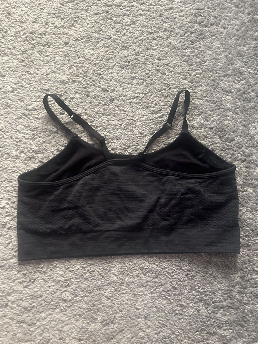 Tops: Brassière de sport taille S – D'occasion à Lausanne par mae_dj7r 1