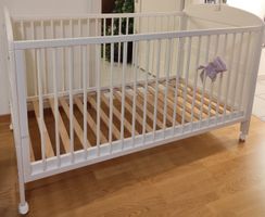 Baby-/Kinderbett, Weiss, guter Zustand, zwei Höhen möglich