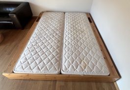 Massives Holz-Bett mit zwei Matratzen
