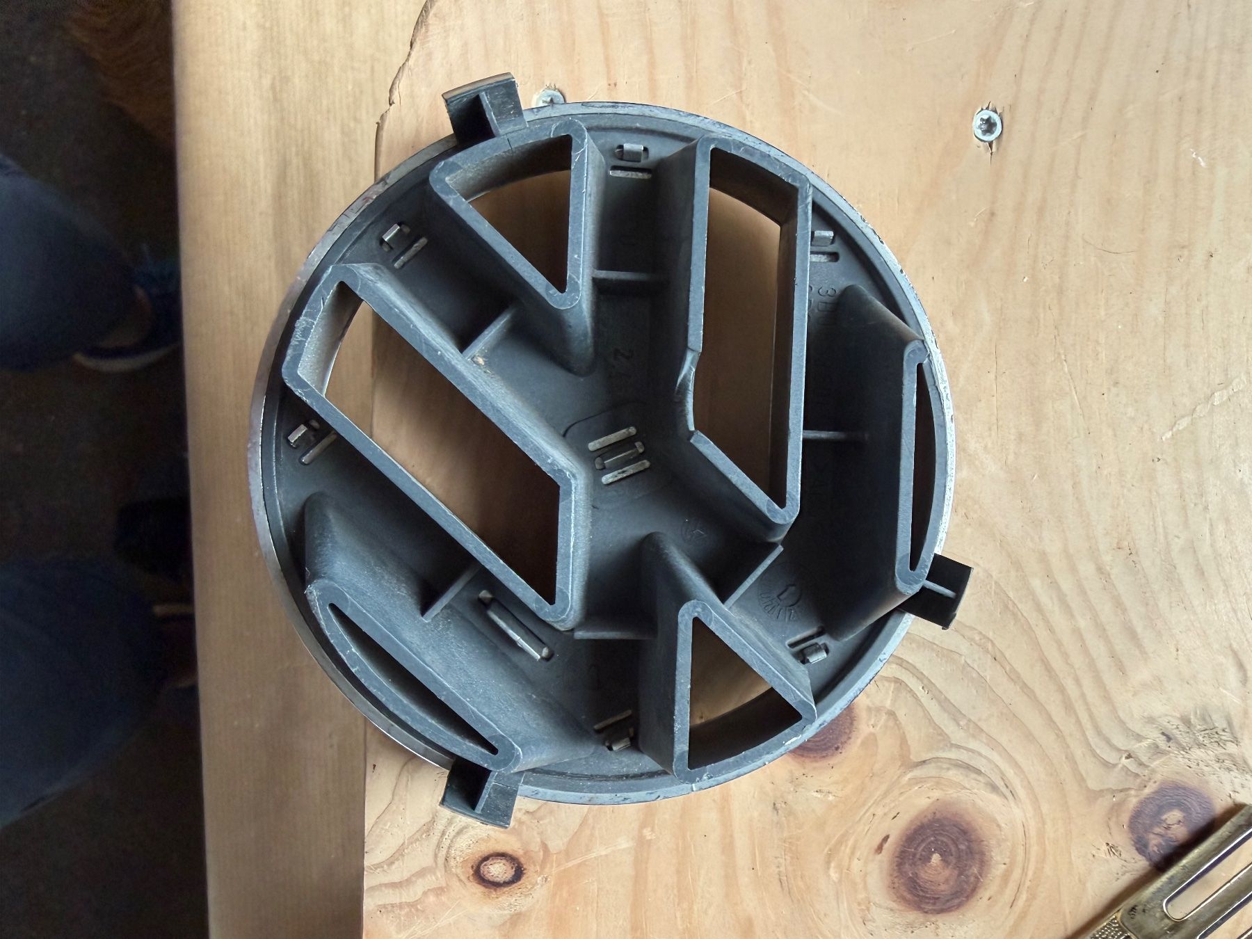 VW Alle Autoersatzteile: VW Emblem 3B0 853 601 A Golf? – Gebraucht aus Huttwil von Burk3 2