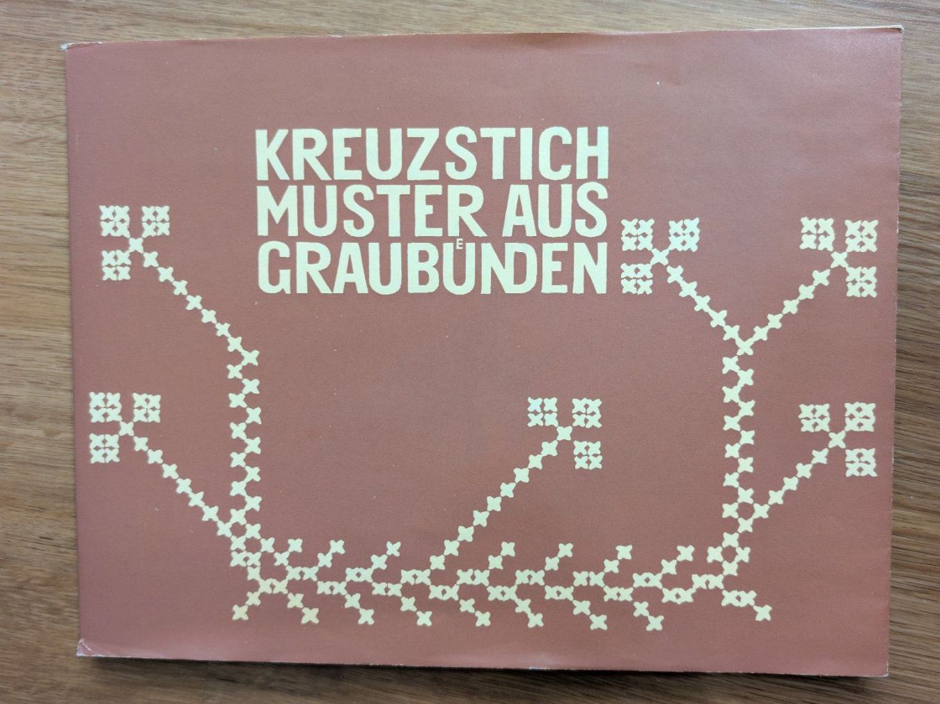 Libri: Kreuzstichmuster aus Graubünden – Usato da Hägglingen venduto da Em4ecaps