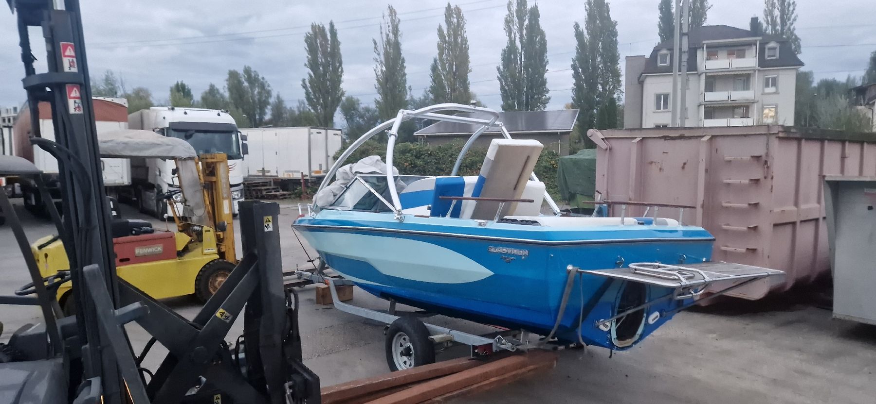 Glastron Boote: Glastron Boot mit Wakeboard Turm – Defekt aus Altenrhein von naknet 7