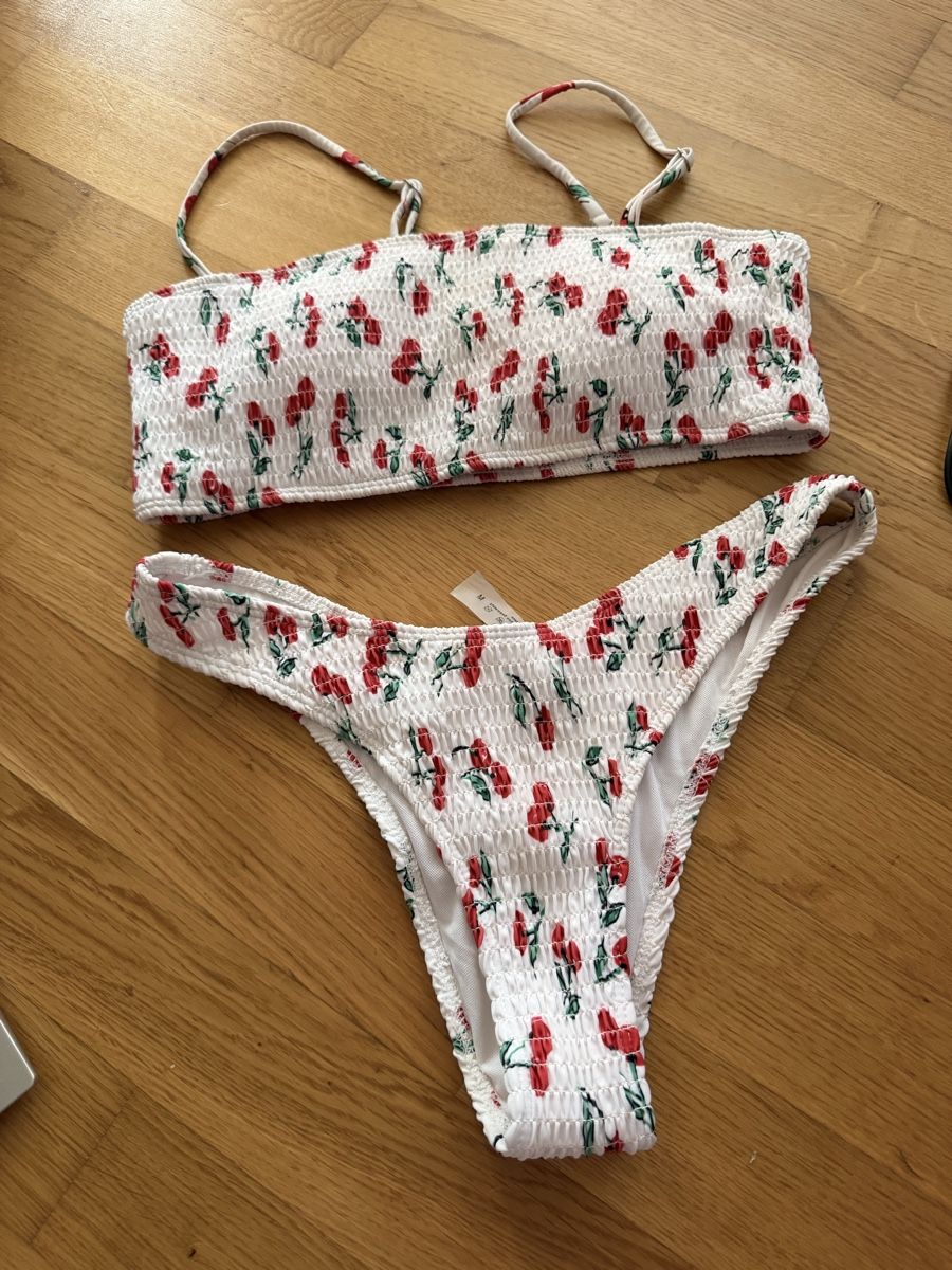 Badekleider & Bikinis: Bikini mit Kirschmuster, Grösse M – Neu (gemäss Beschreibung) aus Lenzburg von Vani1313
