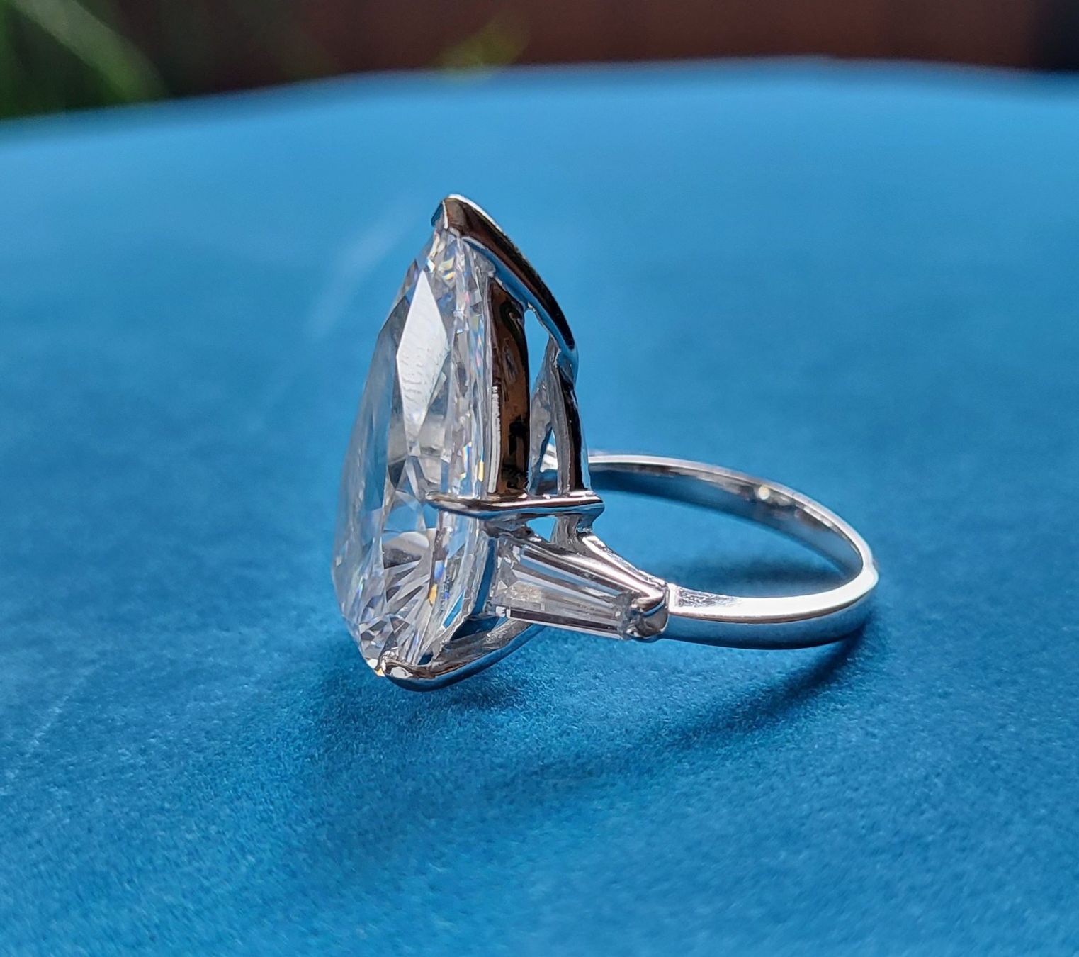 Anelli: Massiv 585 Weiss Gold Ring Mit Steine – Usato da Wald ZH venduto da Aniade 2