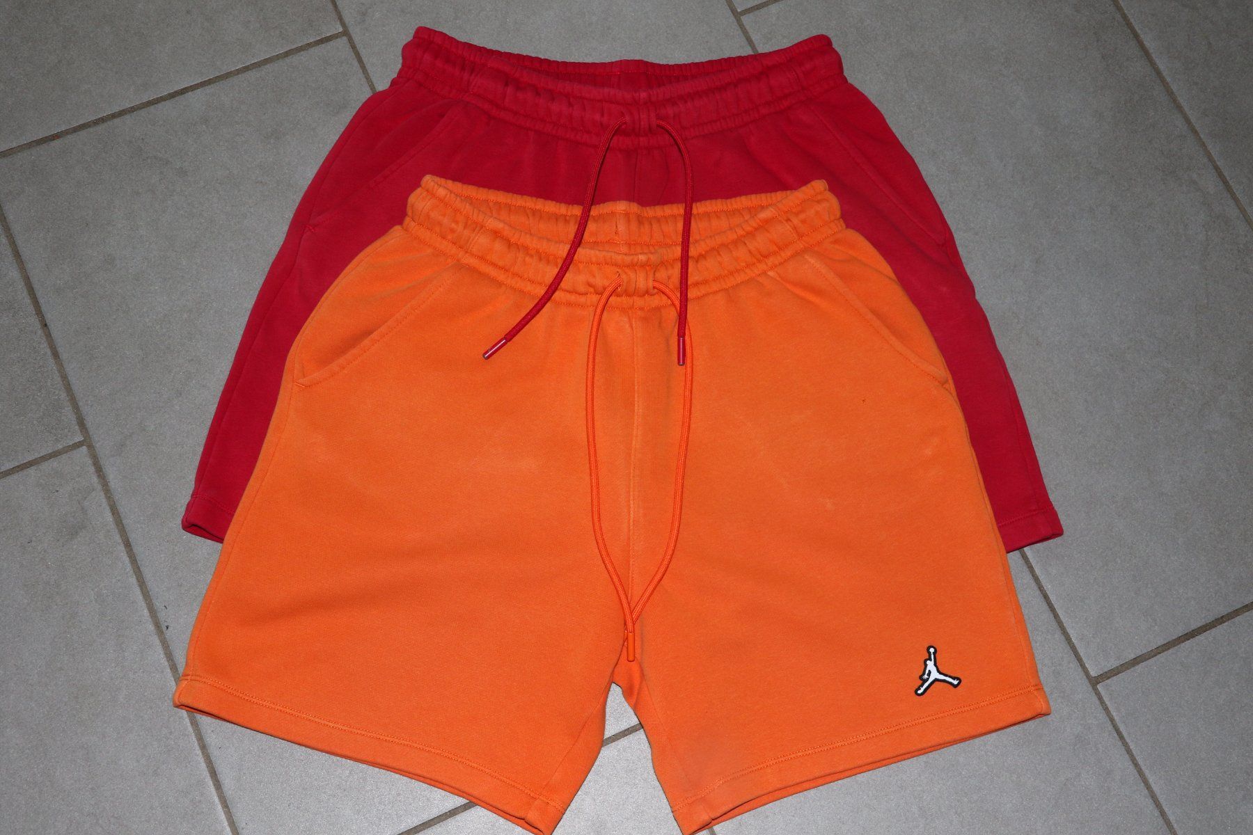 Jordan Pantaloni: 2 Shorts von JORDAN eher Gr.M – Usato da Oberwil-Lieli venduto da Svetlana28 1