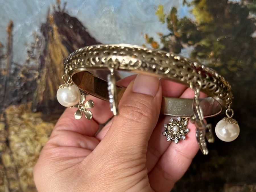 Bracciali & Braccialetti: Antique Charm Bracelet, Pearl & Heart Dangles, Spring Style – Usato da Zürich venduto da olalinda 1