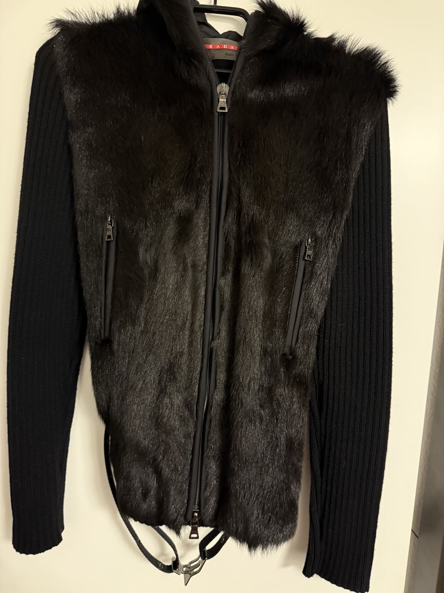 Prada Giacche: Prada Kapuzenpulli aus Fell Grösse 42 neu. – Nuovo (secondo la descrizione) da Riehen venduto da sirubin 6