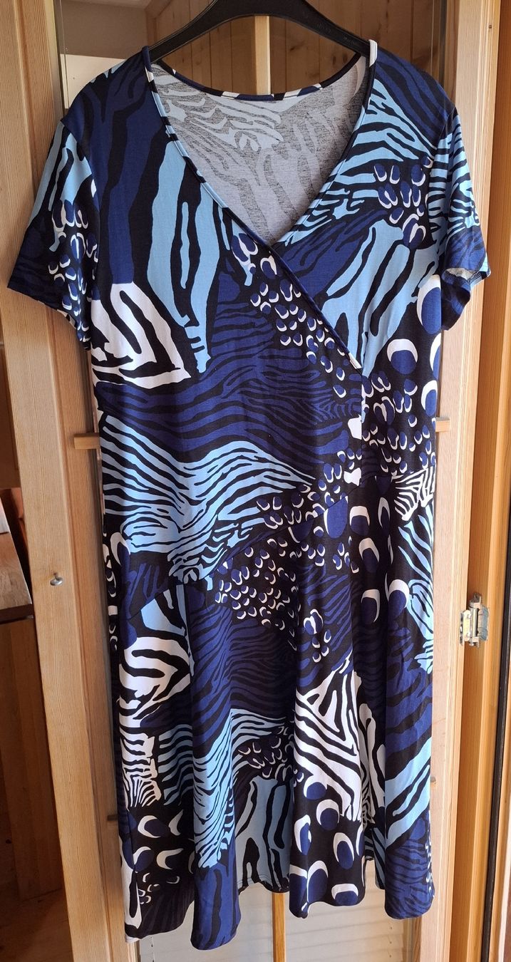 Vestiti: Kleid mit V-Ausschnitt Grösse 46 – Nuovo (secondo la descrizione) da Pagig venduto da Spring14 4