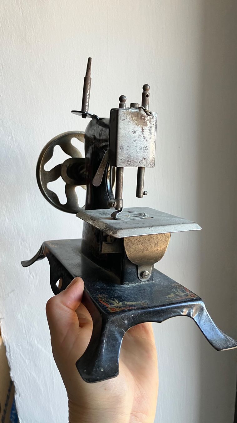 Giocattoli: Ancienne machine à coudre jouet vintage – Usato da St-Cierges venduto da LeRegain 2