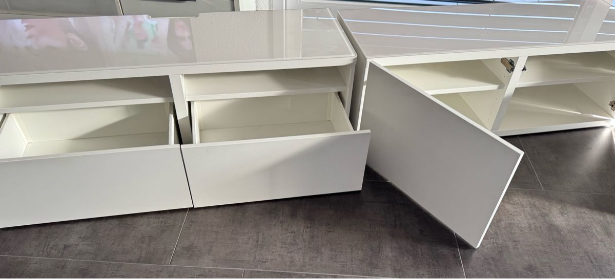 Ikea Mobili TV: Sideboard weiss matt mit Glasoberfläche – Usato da Niederoenz venduto da tronchetta 1