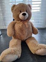 Grosser Teddybär sucht neues Zuhause
