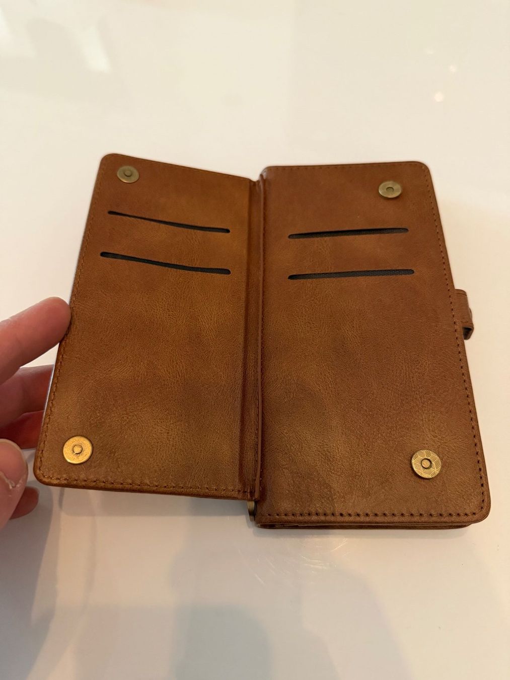 Apple Cover & Protezioni schermo: iPhon 14 Pro Max Cover braun Kunstleder mit Magnet Einsatz – Nuovo e nell'imballaggio originale da Kölliken venduto da Teguwegu 1