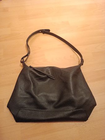 Sac à main noir en cuir grainé avec bandoulière réglable