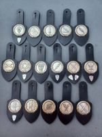 16 alte Brusttaschenanhänger