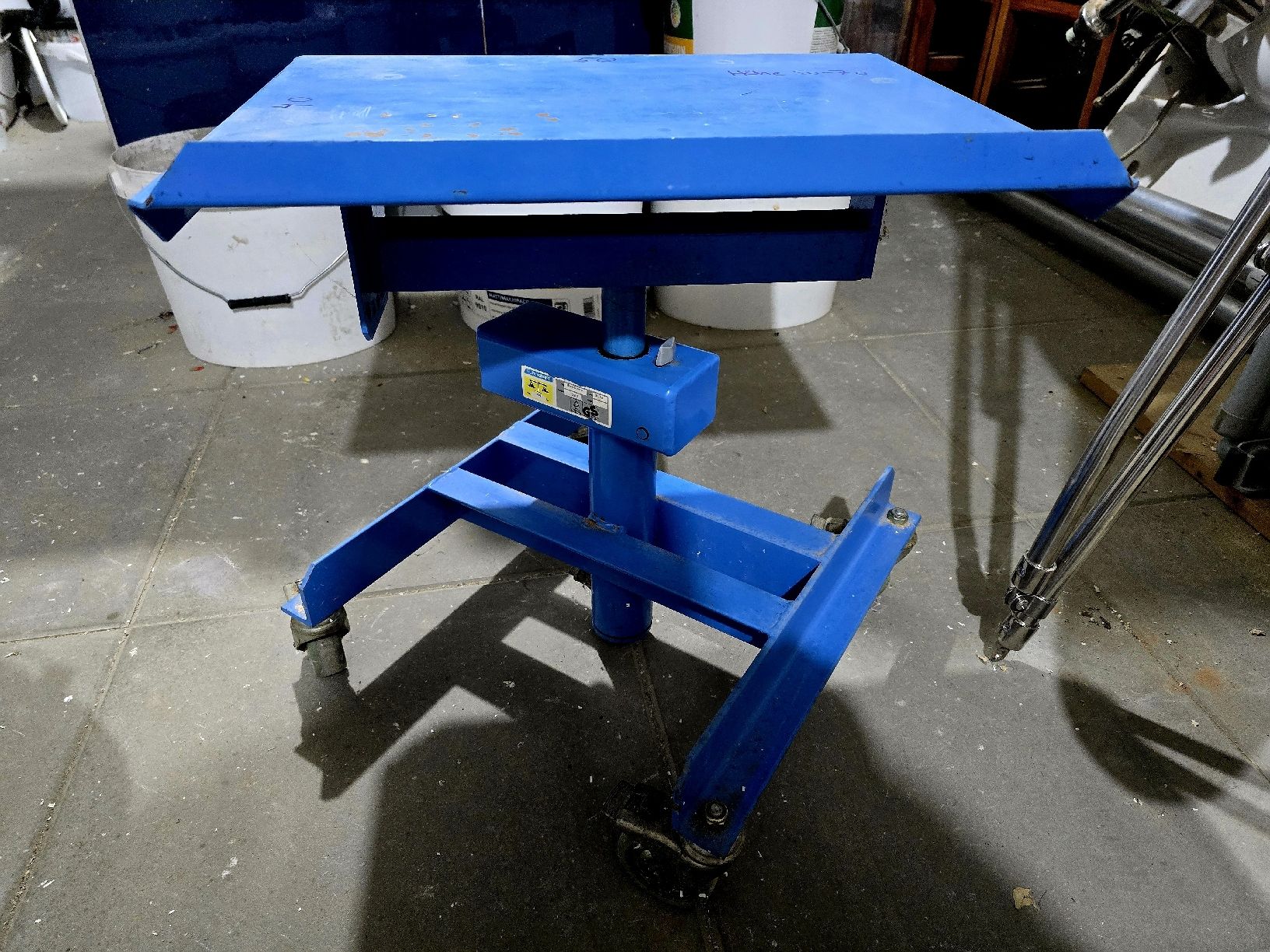 Tavoli: hydraulischer tisch – Usato da Hasle LU venduto da stupero 1