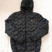 Doudoune Ellesse noire à capuche, taille M – hiver chic!