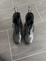 SCHWARZE SCHNÜRSTIEFEL DR. MARTENS