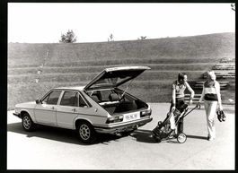 Fotografie Auto Audi 100 Avant, Paar mit