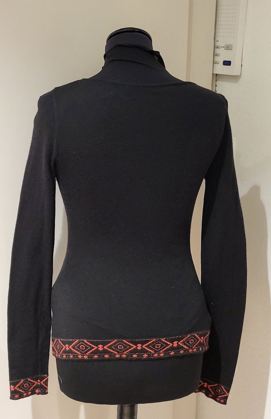 Maglioni & Felpe: Pullover schwarz mit Tiger Brosche Grösse 36 Class R. Cavall – Usato da Zürich venduto da Roberto040 3