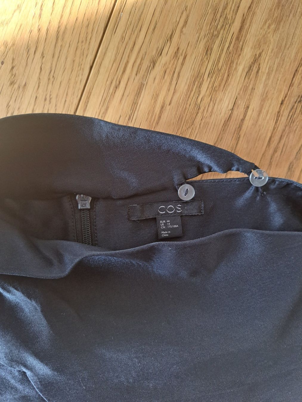 Cos Vestiti: Asymmetrisches Seidenmischkleid von Cos – Usato da Oberengstringen venduto da Kimchimon 7