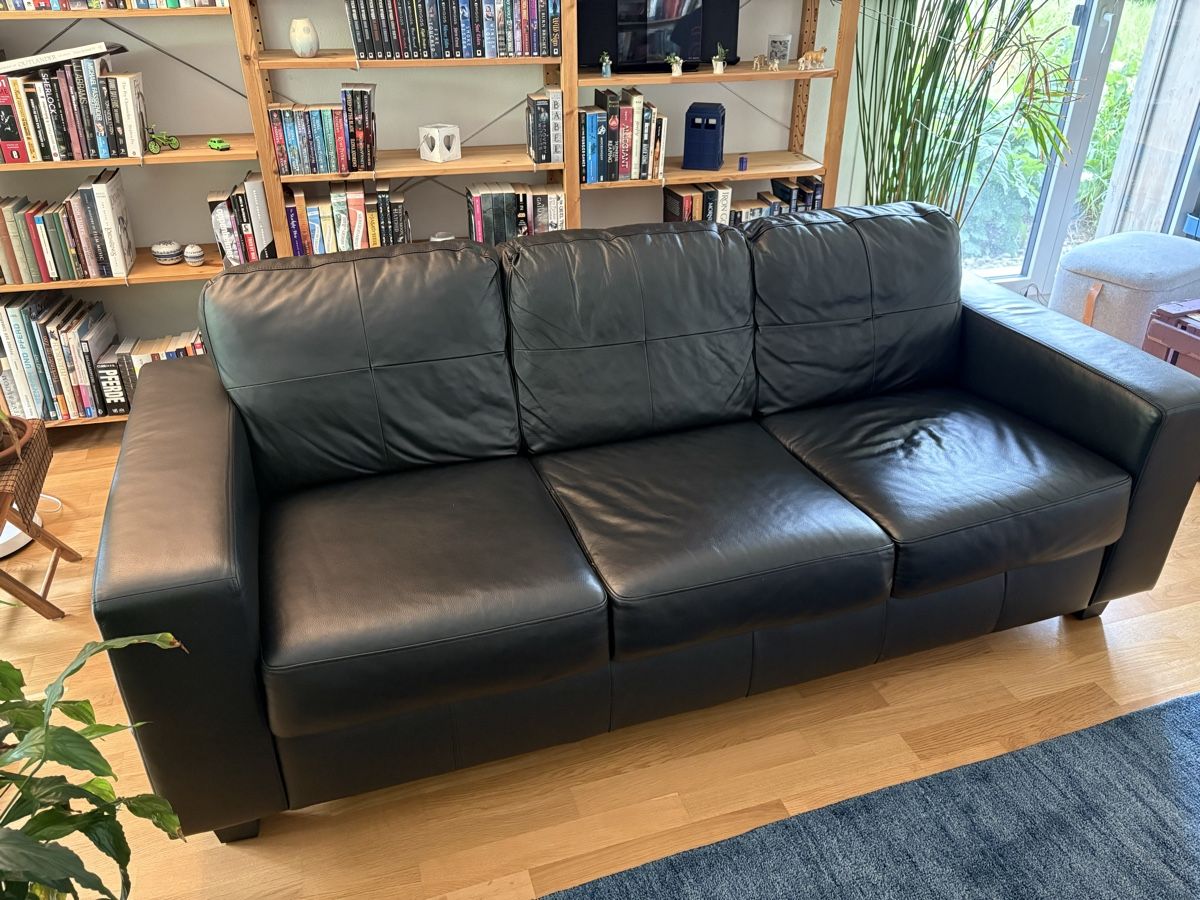Ikea Divani: Ledersofa schwarz, 3er – Usato da Kehrsatz venduto da reg_2jxj 4