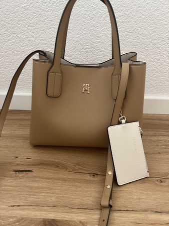 Umhängetasche von Tommy Hilfiger in Beige 