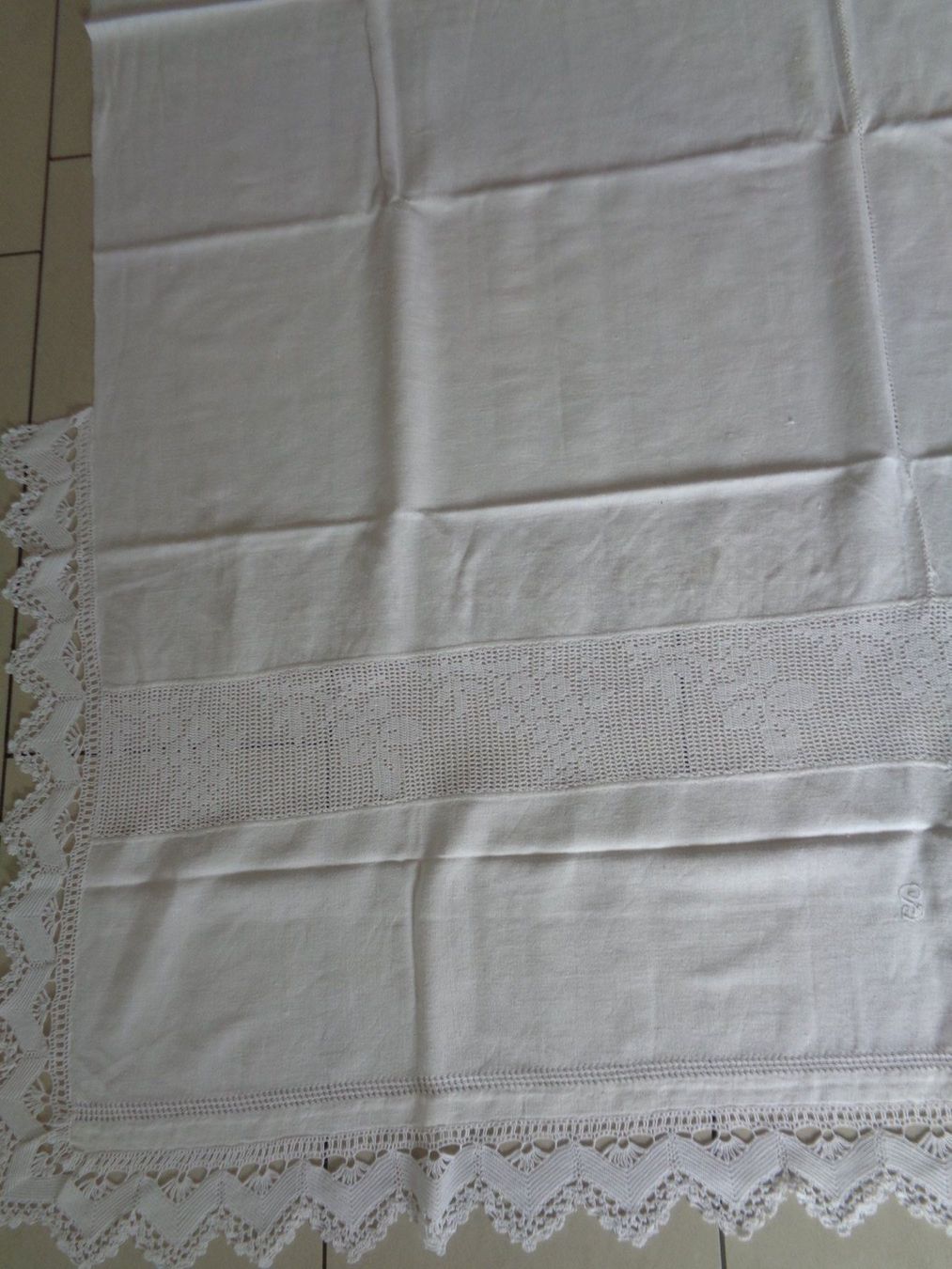Linge de lit: Antikes Oberleintuch mit Spitzen-Einlage – D'occasion à Chur par omonia 2