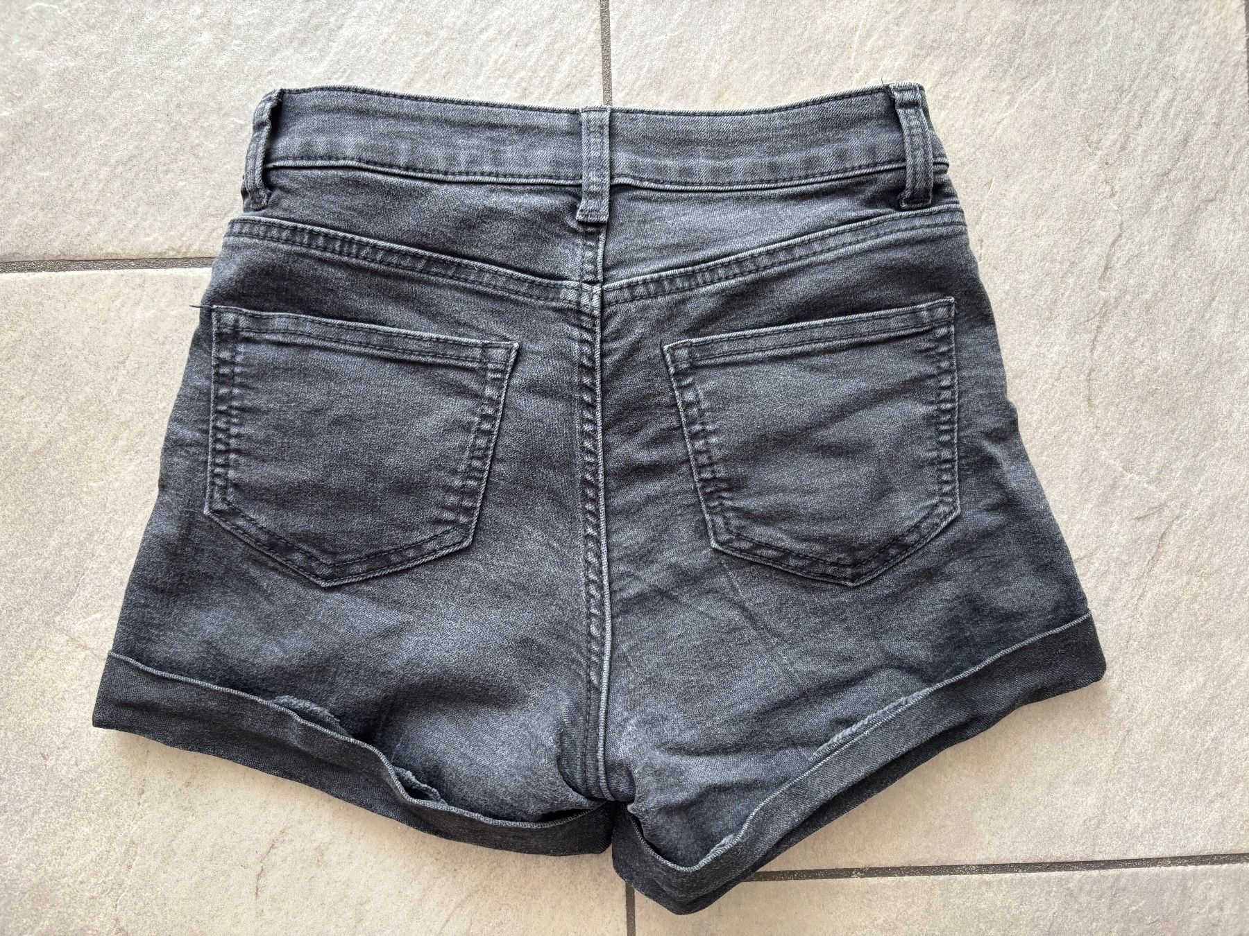 H&M Pantaloni: Shorts, schwarz, Gr. 34 – Usato da Sins venduto da sinserin 1