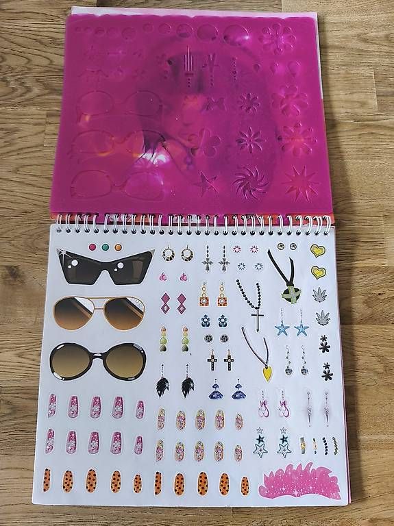 Bücher: Schablonenbuch mit vielen Stickern – Gebraucht aus Sargans von mel_8yph 1