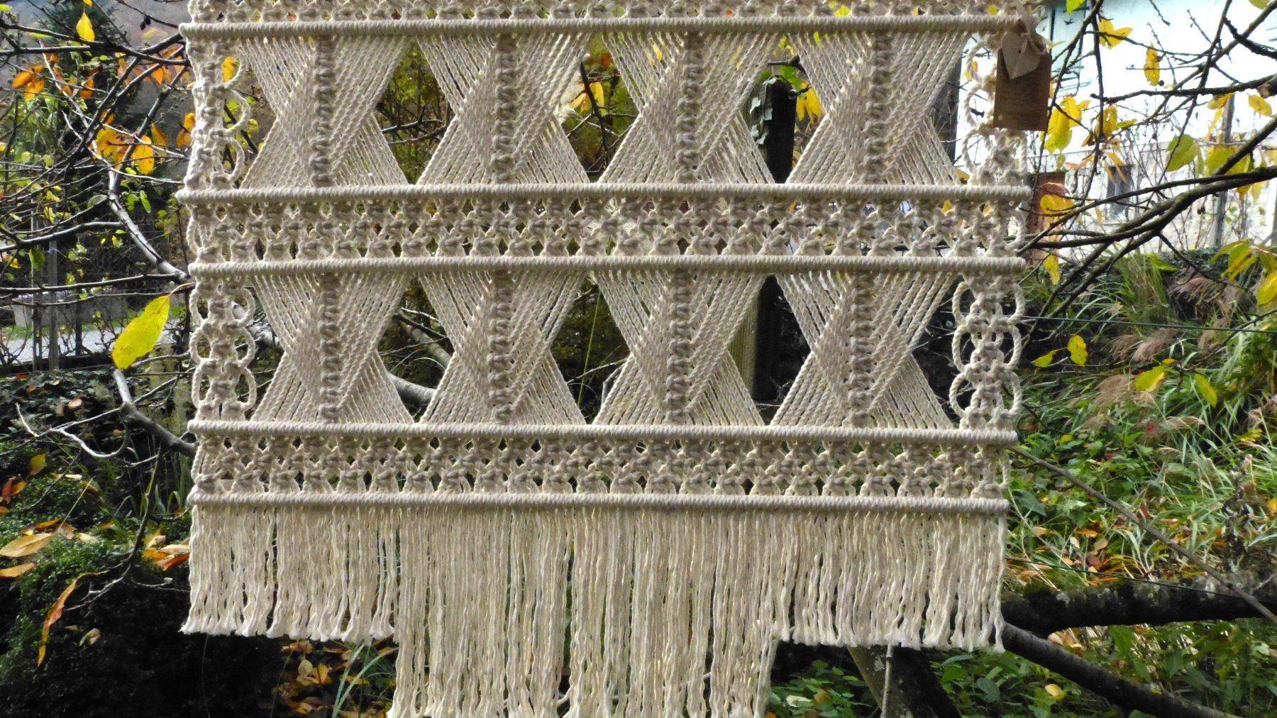 Tutte le decorazioni: Tenture Murale en Macramé – Nuovo e nell'imballaggio originale da Les Evouettes venduto da Atelier_Saracura1
