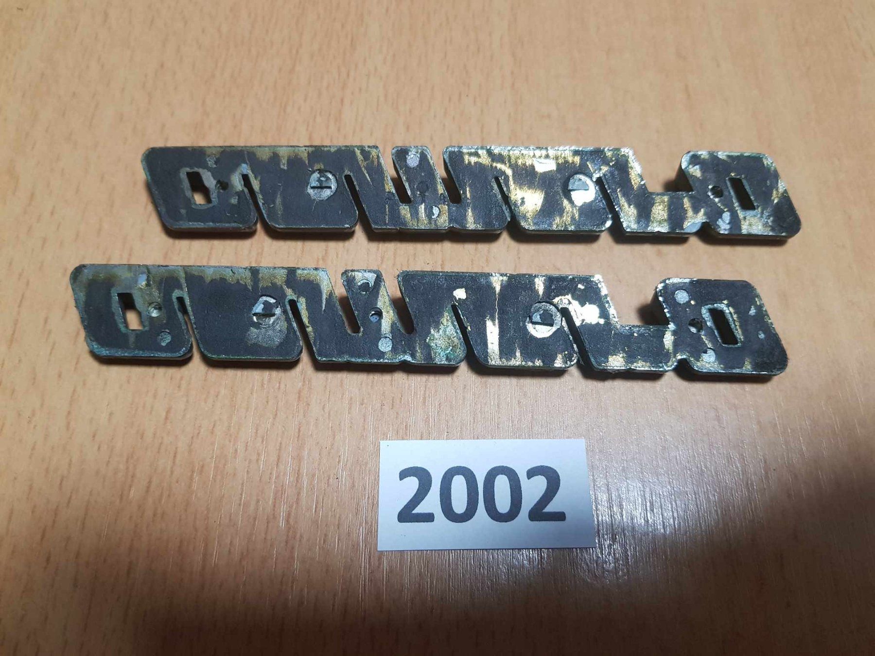 Chevrolet Tutti pezzi di ricambio auto: Camaro Klebe Emblem – Usato da Niedergösgen venduto da usc_l8gm 1