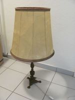 Antike Tischlampe mit Tierhautschirm