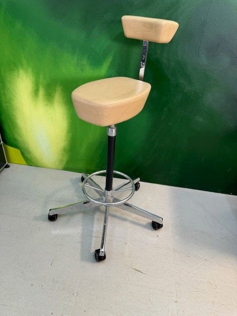 Vitra Sgabelli: Vitra George Nelson Perch Stool – Usato da Zollikofen venduto da OberliAG