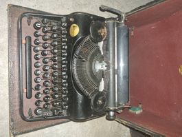 Machine à écrire Olympia Portable avec mallette, bon état