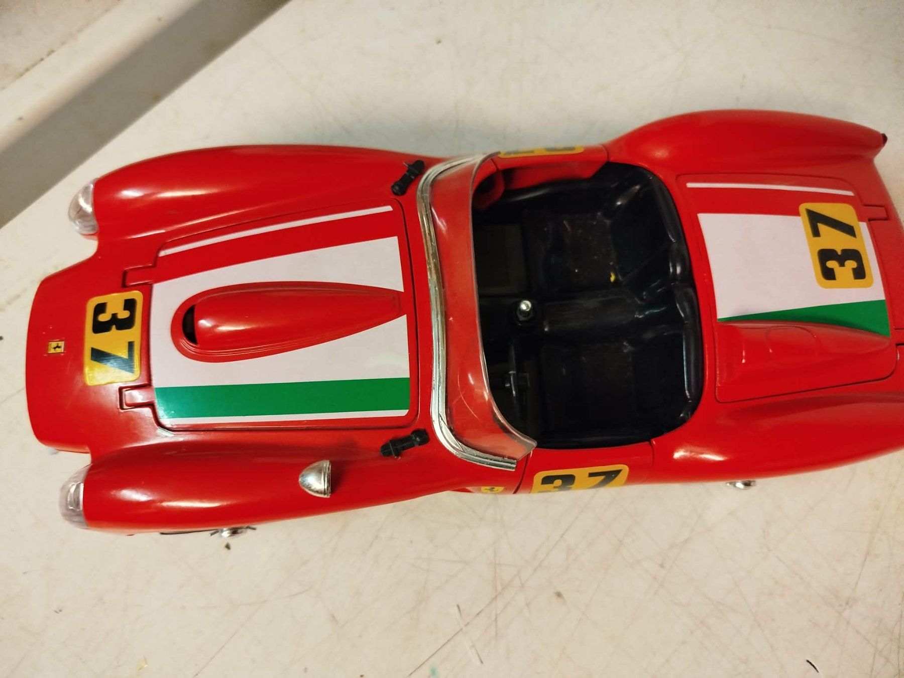 Bburago Modellini d'auto: Burago Ferrari 250 Testa Rossa 1/18 – Usato da La Chaux-de-Fonds venduto da Emmaus2300CDF 2