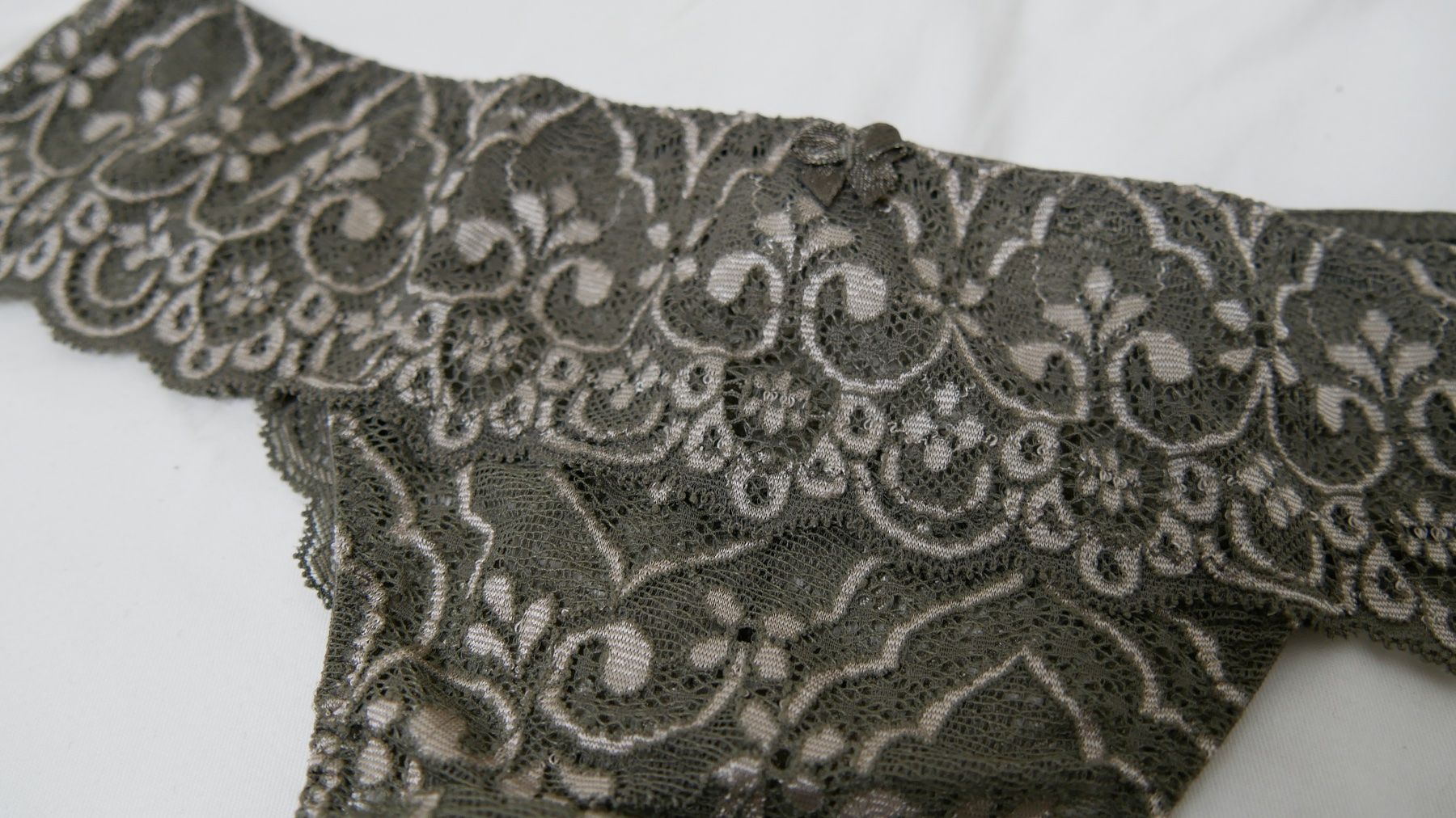 Intimissimi Altra biancheria intima: Intimissimi Spitze Slip String Tanga Spitze grün Luxus – Nuovo (secondo la descrizione) da Zürich venduto da julia_vina 1
