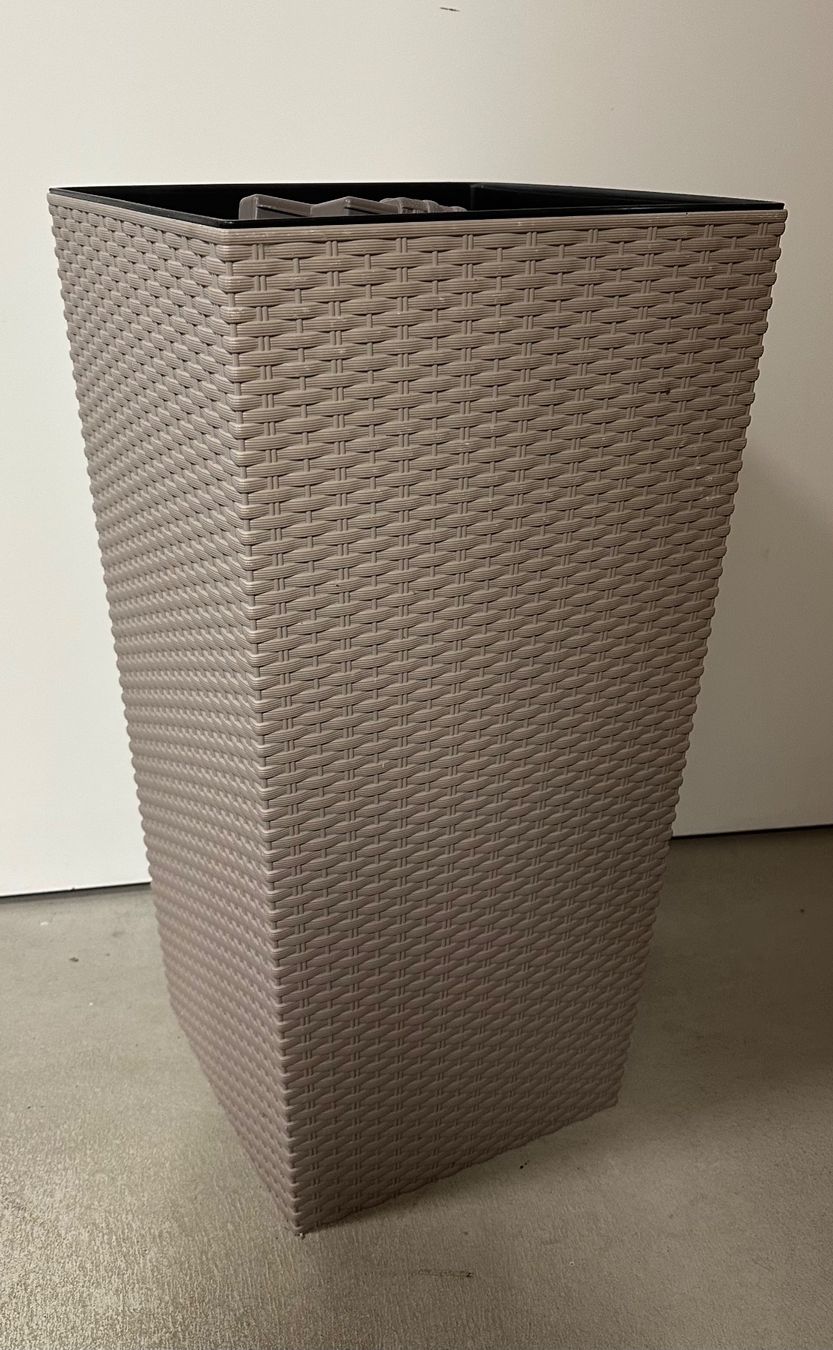 Pots de fleurs: Rattan Blumentopf | NP: 35,70 CHF – D'occasion à Winterthur par vavrova.lucy 1
