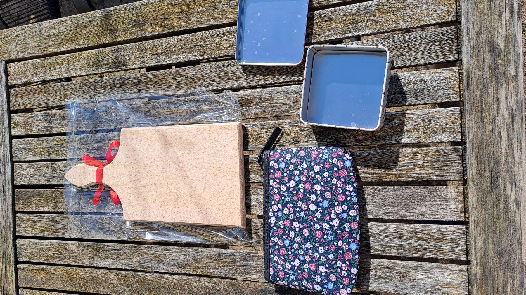 Insegne: Presents - Cutting board + metal tin + fabric bag – Nuovo (secondo la descrizione) da Rieden AG venduto da Werkstattlaedeli 2