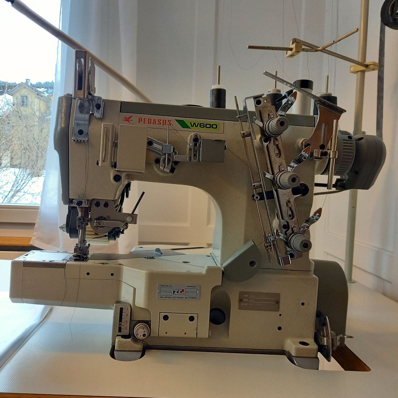 Nähmaschinen: Cover-Interlock-Industrienähmaschine Pegasus W644 – Gebraucht aus Lichtensteig von mondkleider 2