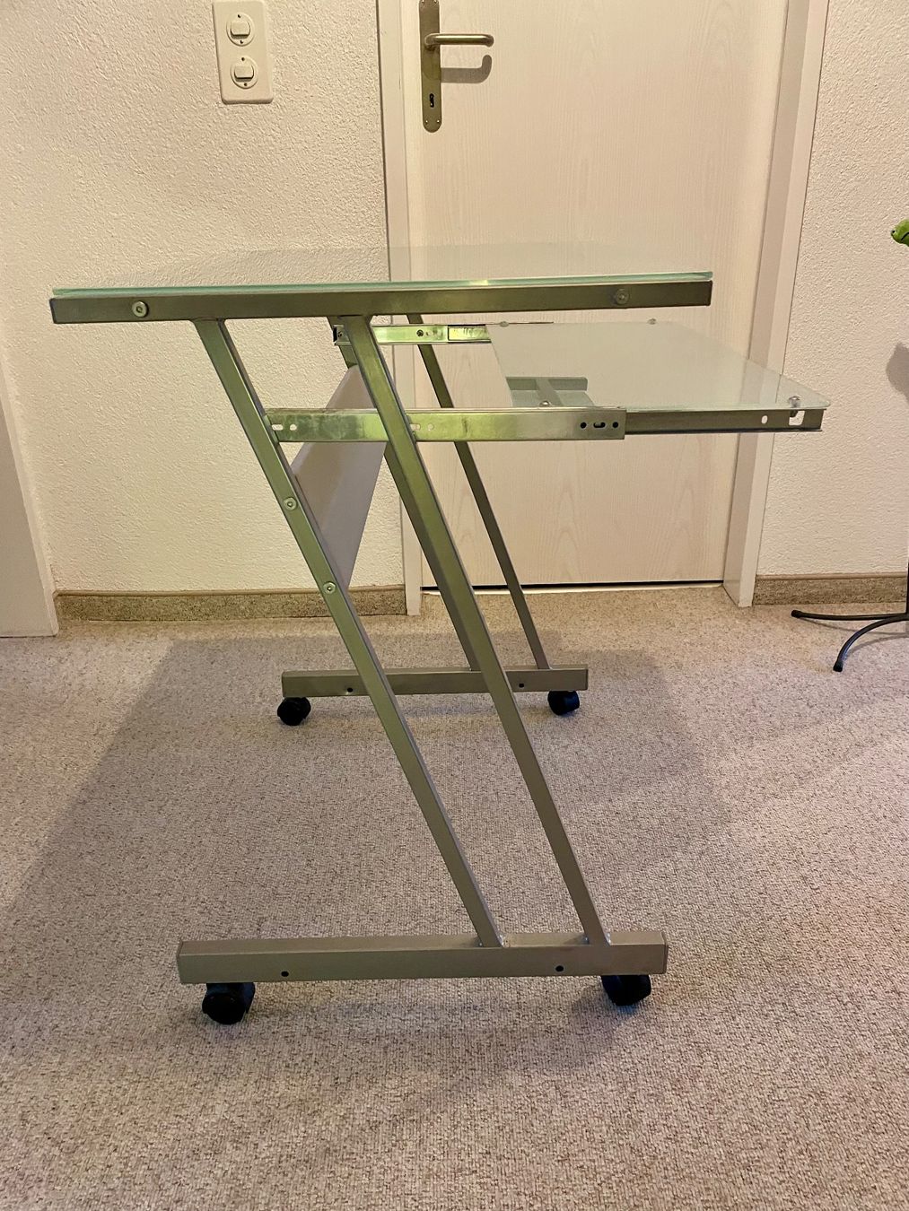 Bureaux: Schreibtisch auf Rollen – D'occasion à Mönchaltorf par Codygirl 2
