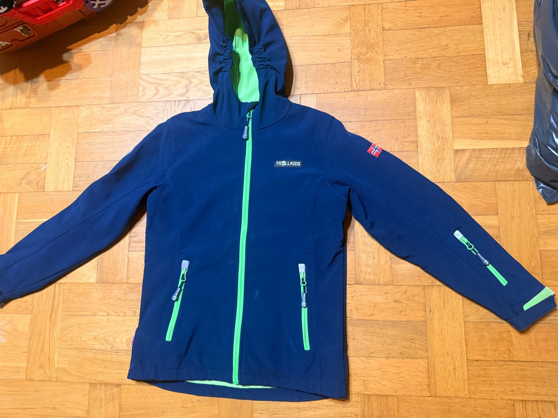 Vestes & Manteaux: Trollkid softshell jacke 152 – D'occasion à Amlikon-Bissegg par Flowers_Blossom 2