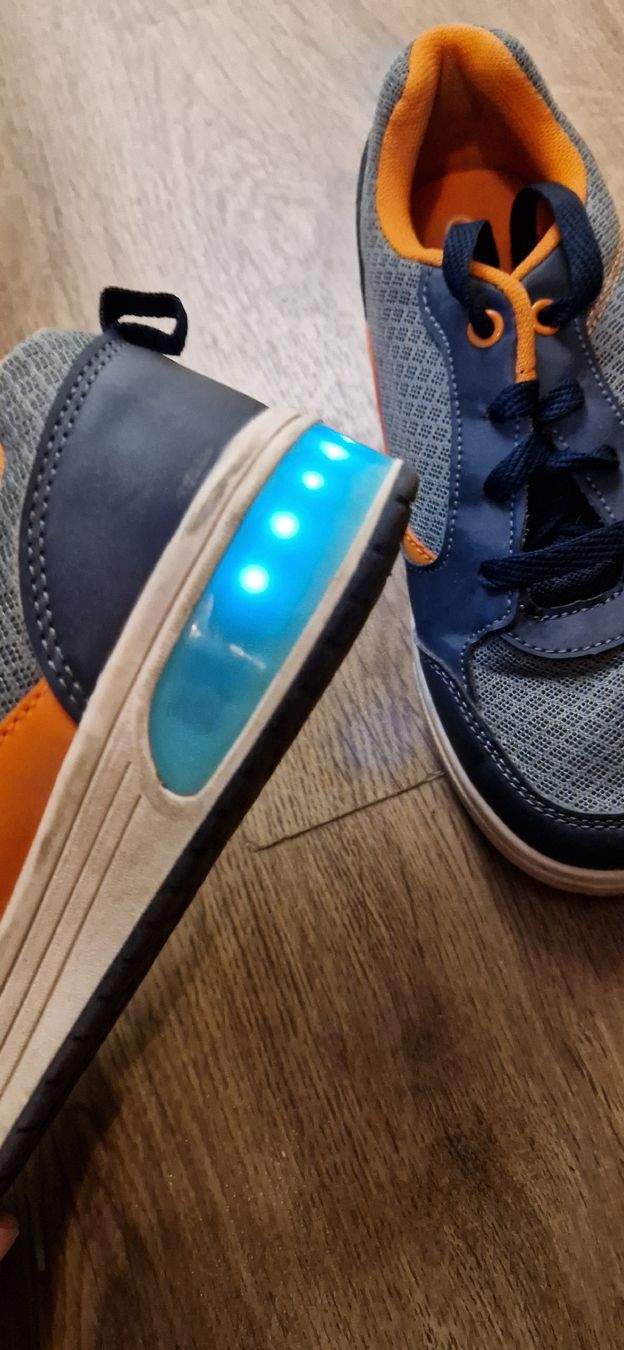 Herrenschuhe: Coole Blinkeschuhe Gr. 35 – Gebraucht aus Fällanden von Stern722 3