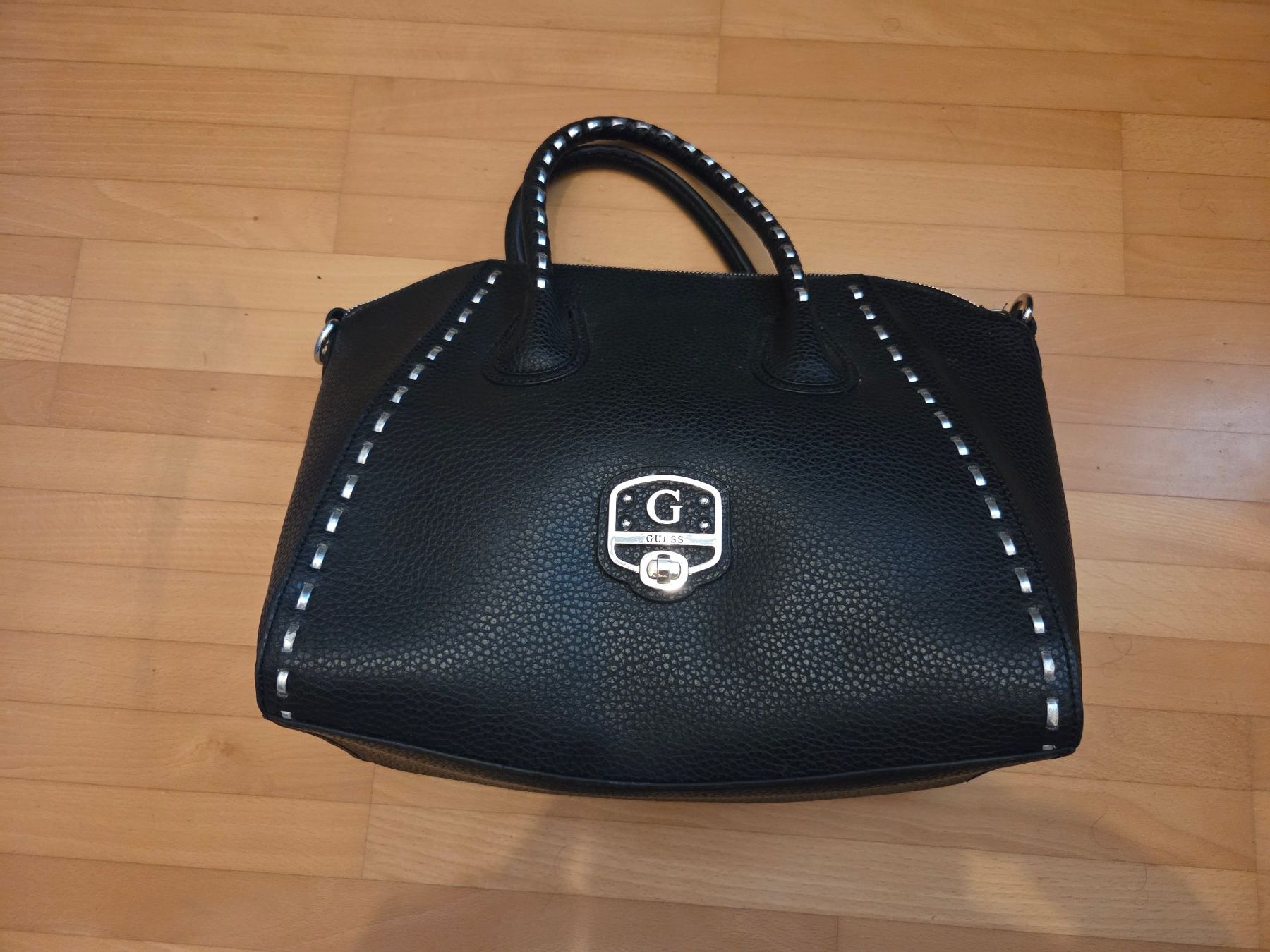 Guess Sacs femmes: Guess Tasche ab 1 CHF – D'occasion à Schellenberg par Sir_Boban
