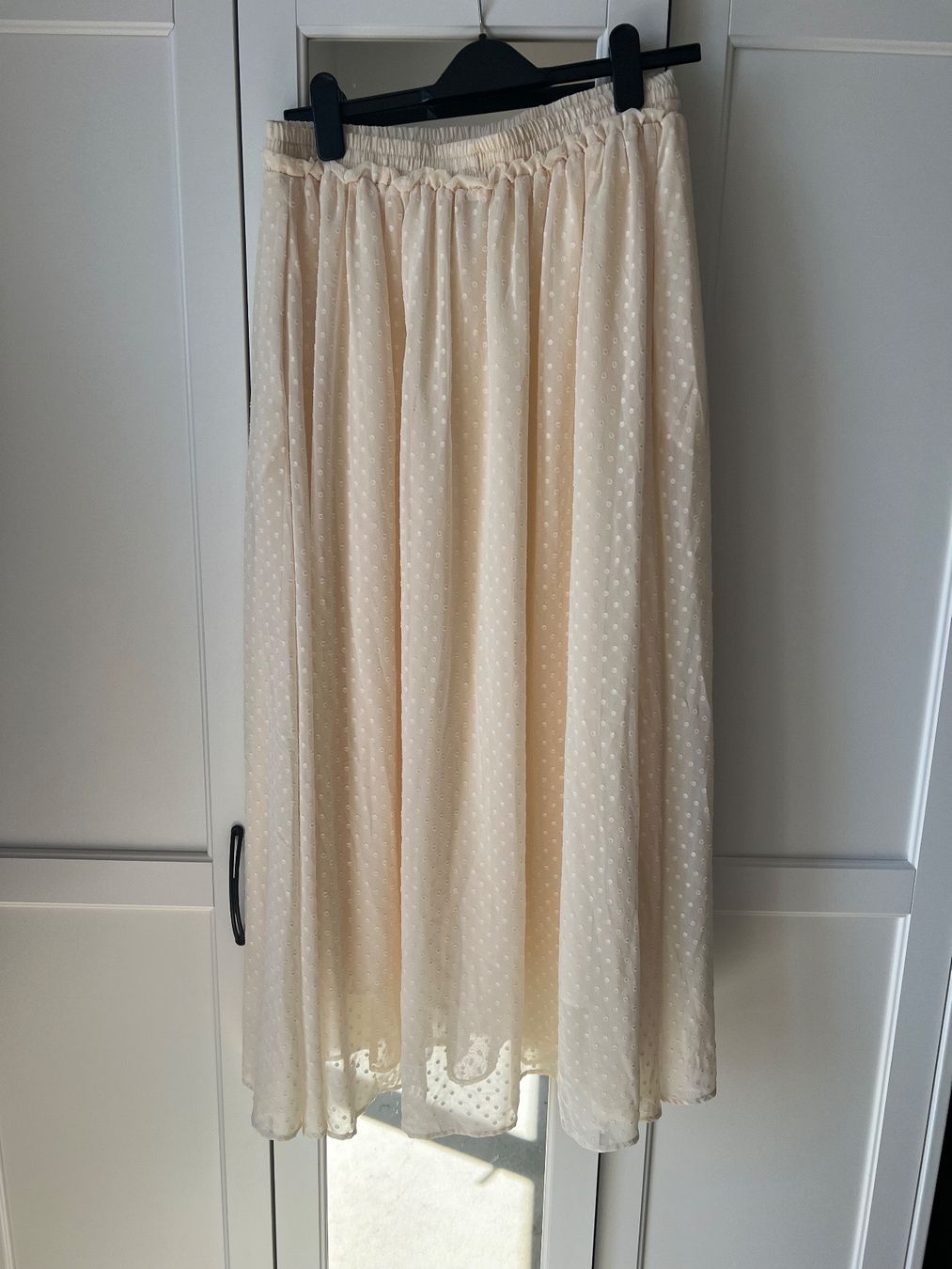H&M Jupes: Jupe longue à plumetis H&M 42 – D'occasion à Neuchâtel par Thesebootsaremadeforwalking 1
