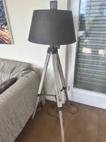 Stehlampe Holz mit schwarzem Lampenschirm