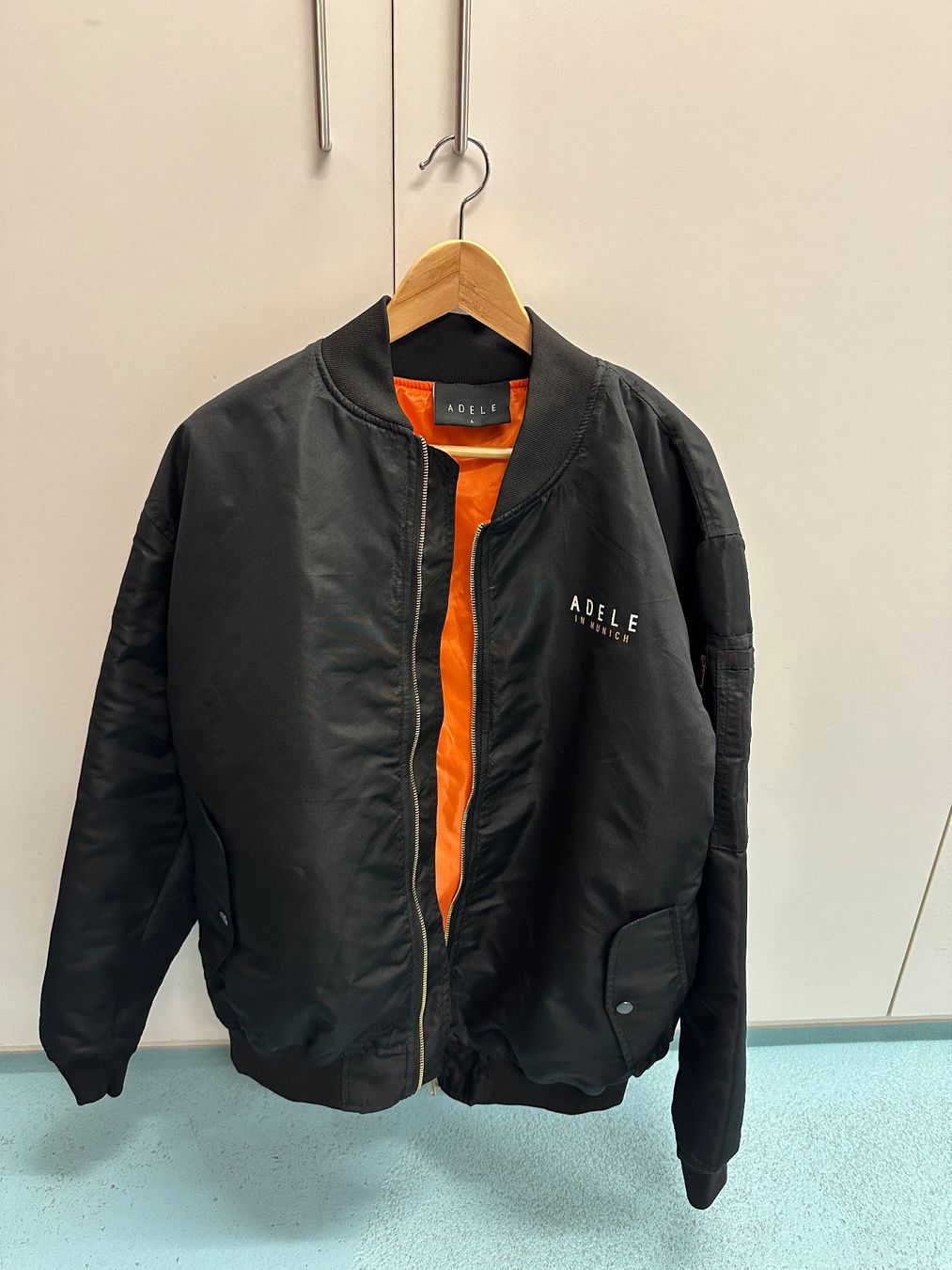 Giacche: 2x Adele VIP Bomber Jacket in Munich size L (2x) – Nuovo (secondo la descrizione) da Hünenberg See venduto da Florida1o1